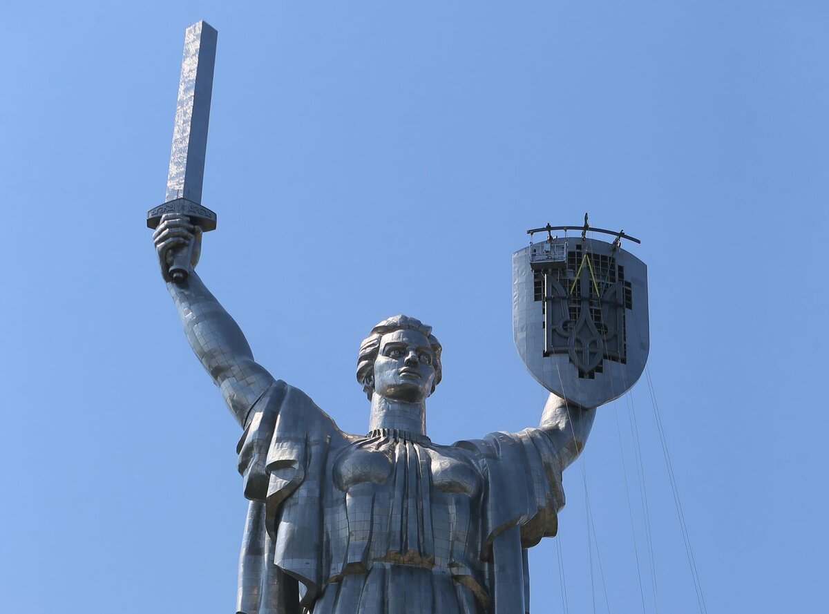 Украина, 6 августа 2023 года. Украинский герб заменил бывшую советскую эмблему, которая была демонтирована несколькими днями ранее, накануне Дня независимости Украины.