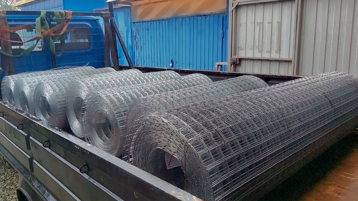 Рулонная сварная сетка для армирования. При перевозке и хранении рулон закрепляется тонкой проволокой.