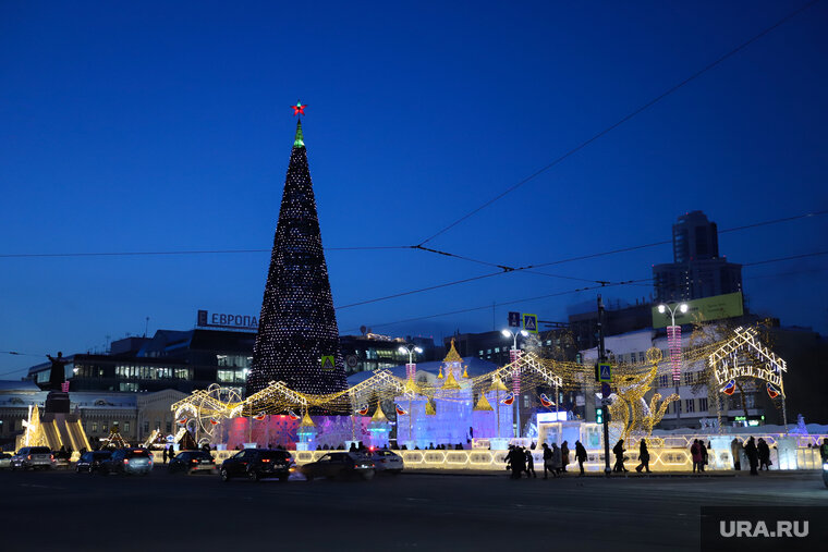    В 2021 году на площади стоял конус, но от него решили отказаться в пользу настоящей елки…