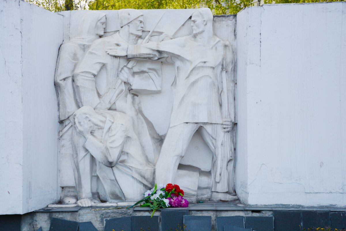    Памятник защитникам Белого дома в Иркутске.