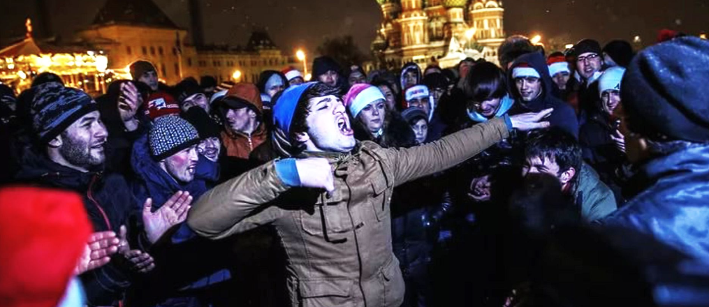 Мигранты празднуют в день траура. Мигранты на красной площади. Чурки на красной площади. Мигранты в Москве. Красная площадь новый год чурки.