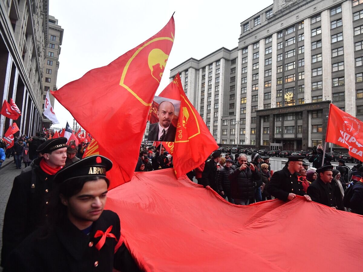    Участники митинга и шествия КПРФ в Москве, посвященного 100-летию Великой Октябрьской социалистической революции. 7 ноября 2017© РИА Новости / Алексей Куденко