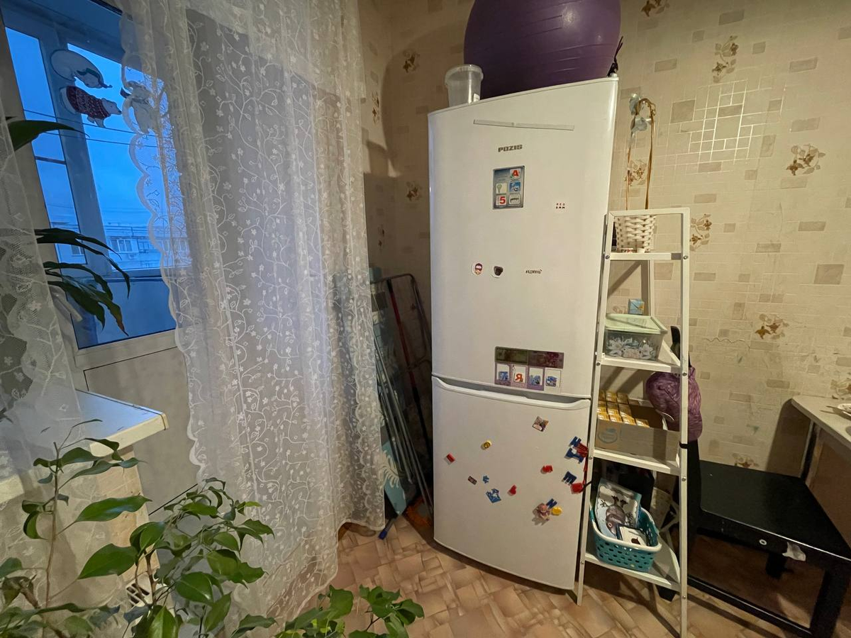 Раньше расстояние от холодильника до стены было около 20 см, на фото место увеличено под шкаф. 