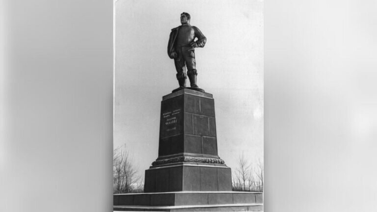    70 лет назад в Оренбурге на набережной открыли памятник Валерию Чкалову Белов Михаил Александрович