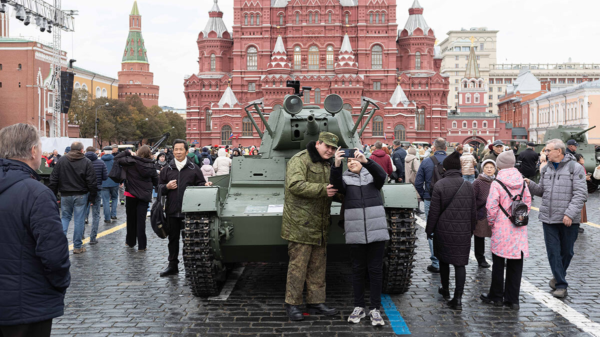     Люди посещают выставку под открытым небом, посвященную военному параду 1941 года на Красной площади в Москве. Богдан Герцен
Люди посещают выставку под открытым небом, посвященную военному параду 1941 года на Красной площади в МосквеBai Xueqi / XinHua / Global Look Press