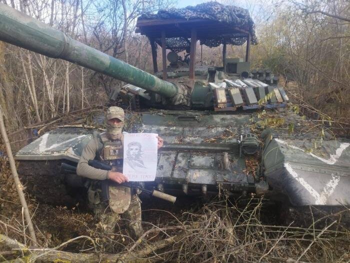 Танк Т-72Б3 из 76-й дивизии ВДВ с антидроновым козырьком и динамической защитой «Контакт-1», источник – Телеграм- канал Военный Осведомитель 