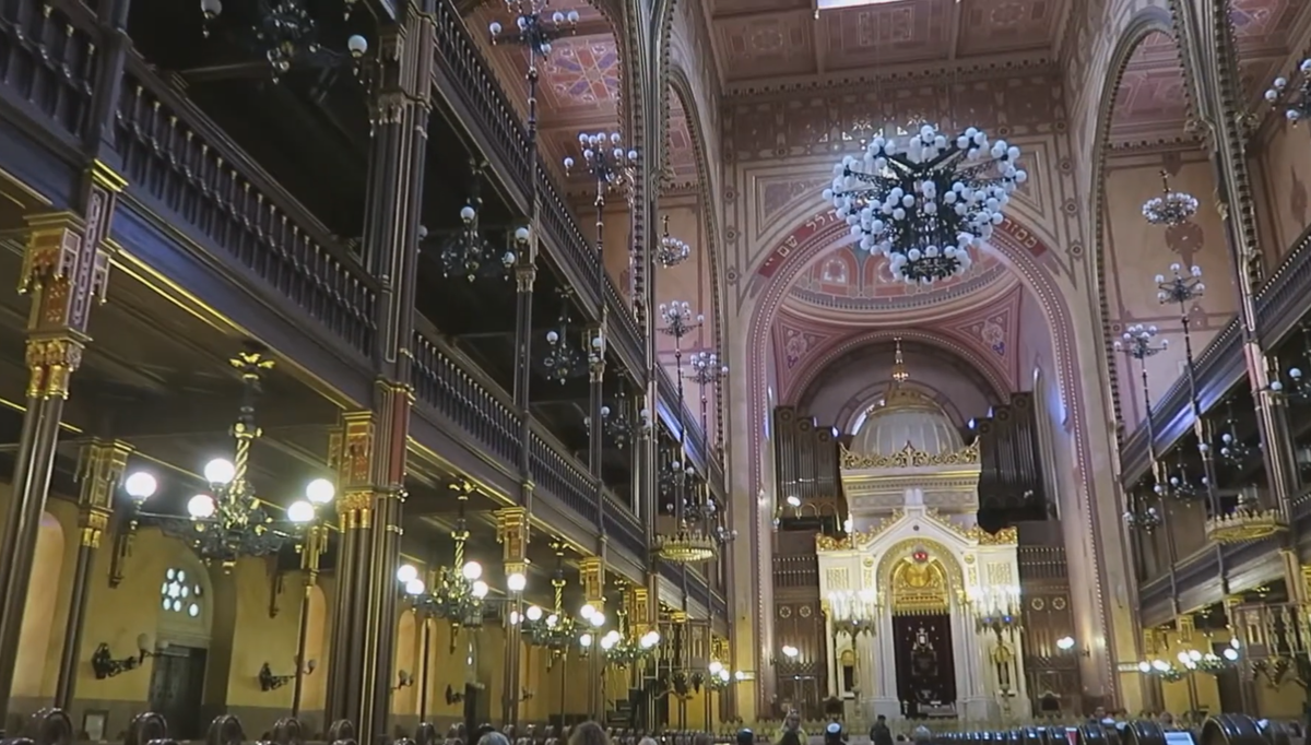 Внутри синагоги