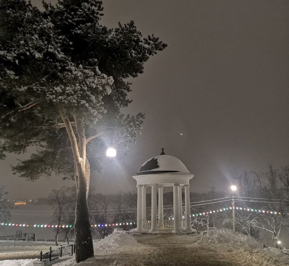 В парке есть ротонда, называемая беседкой Островского. Конечно, сам Александр Николаевич в этой беседке не бывал, но Островского в Костроме очень уважают.