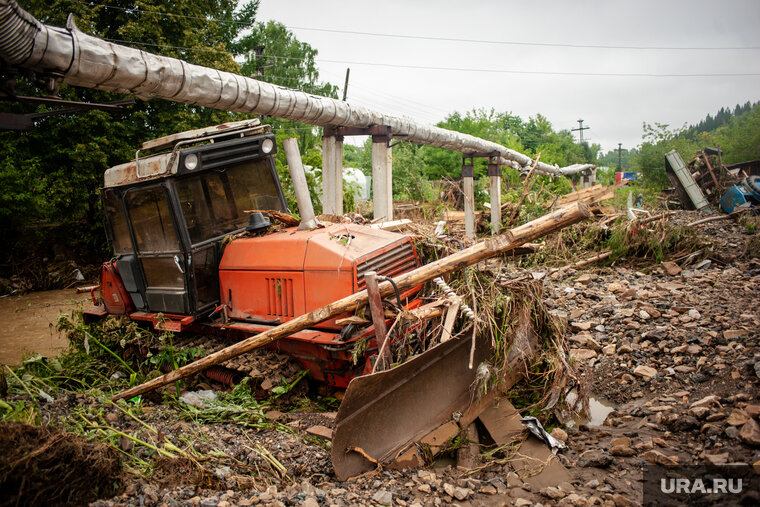    Бульдозериста придавило кабиной, когда техника опрокинулась при погрузке на трал