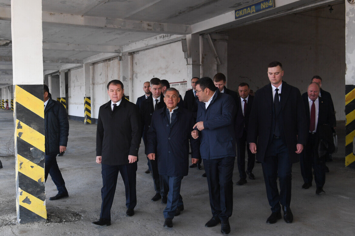 ​Раис Татарстана осмотрел помещения бывшего Каракалпакстанского хлопкового терминала и поручил ОЭЗ «Алабуга» и технополису «Химград» изучить потенциал площадок. Фото: rais.tatarstan.ru