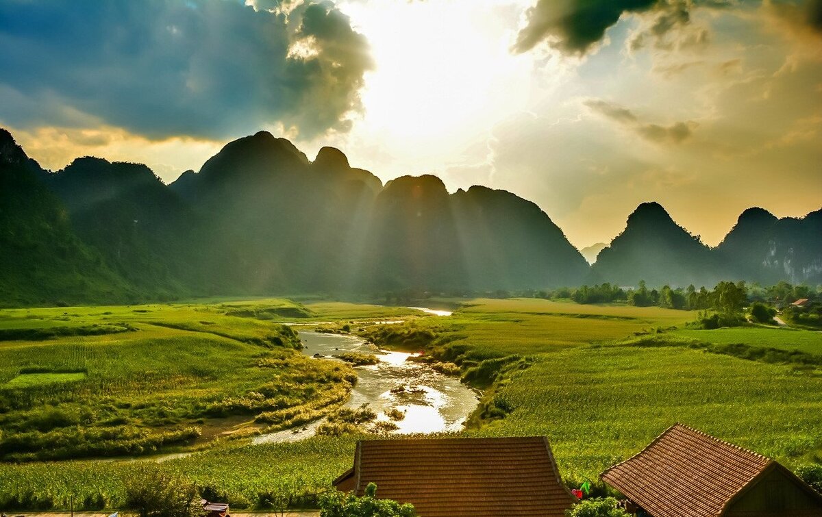 Деревня окружена величественными горами и рекой Рао Нань, с которых открываются живописные виды