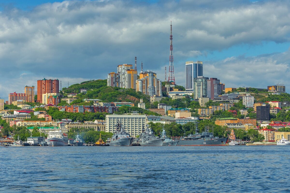 Время оренбург владивосток. Владивосток столица Приморского края. Владивосток это столица Приморья. Полуостров Муравьева Амурского Владивосток. Приморский край золотой Рог.