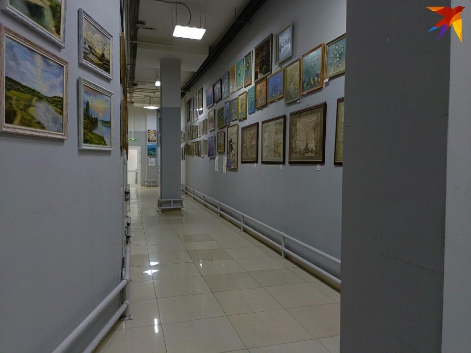    Галерея представляет собой длинный коридор. Фото: Дана Солнцева