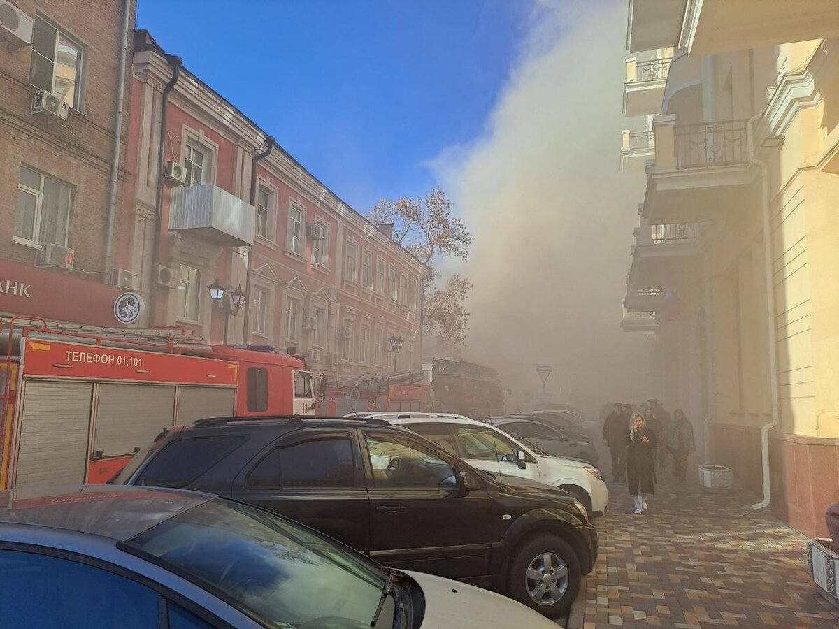 Пожар на шаумяна ростов на дону. Пожар центр ростов на дону. Пожар на суворовском ростов. Тушат дом. Пожар в ростове-на-дону отель 2017.
