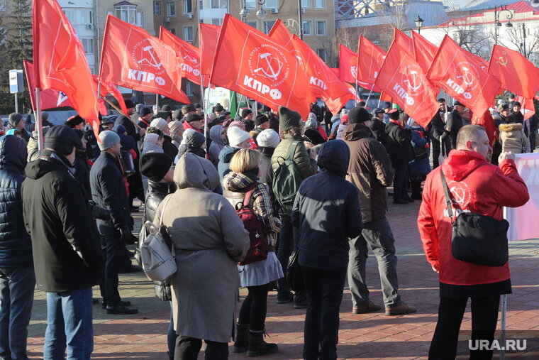    Митинг КПРФ в Тюмени на площади Борцов Революции собрал 7 ноября больше 50 человек