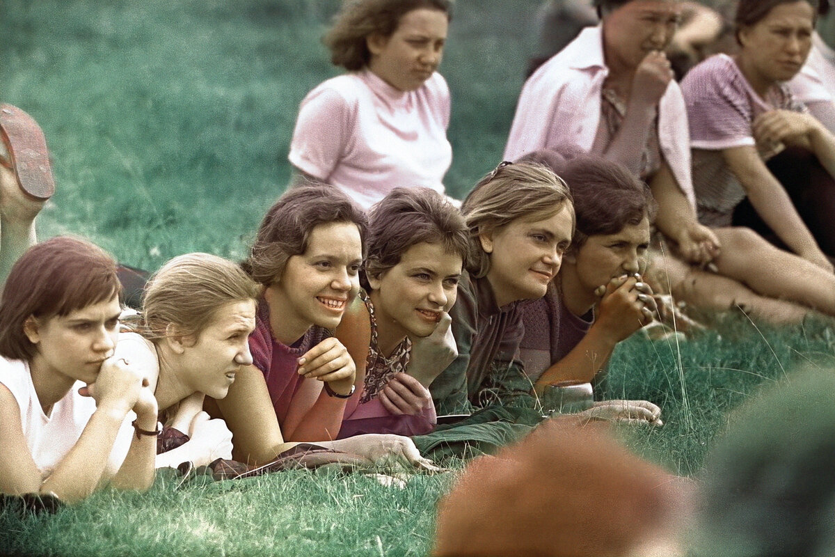 Советская молодежь картинки. 1971. Спортивно-оздоровительный лагерь «Фирсановка».. Спортивно-оздоровительный лагерь Фирсановка 60-е. Фирсановка Пионерский лагерь. Лагерь МЭИ Фирсановка.