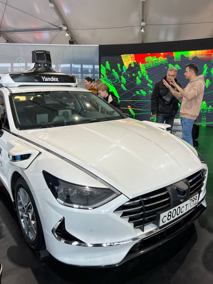 Беспилотный автомобиль на стенде Яндекса