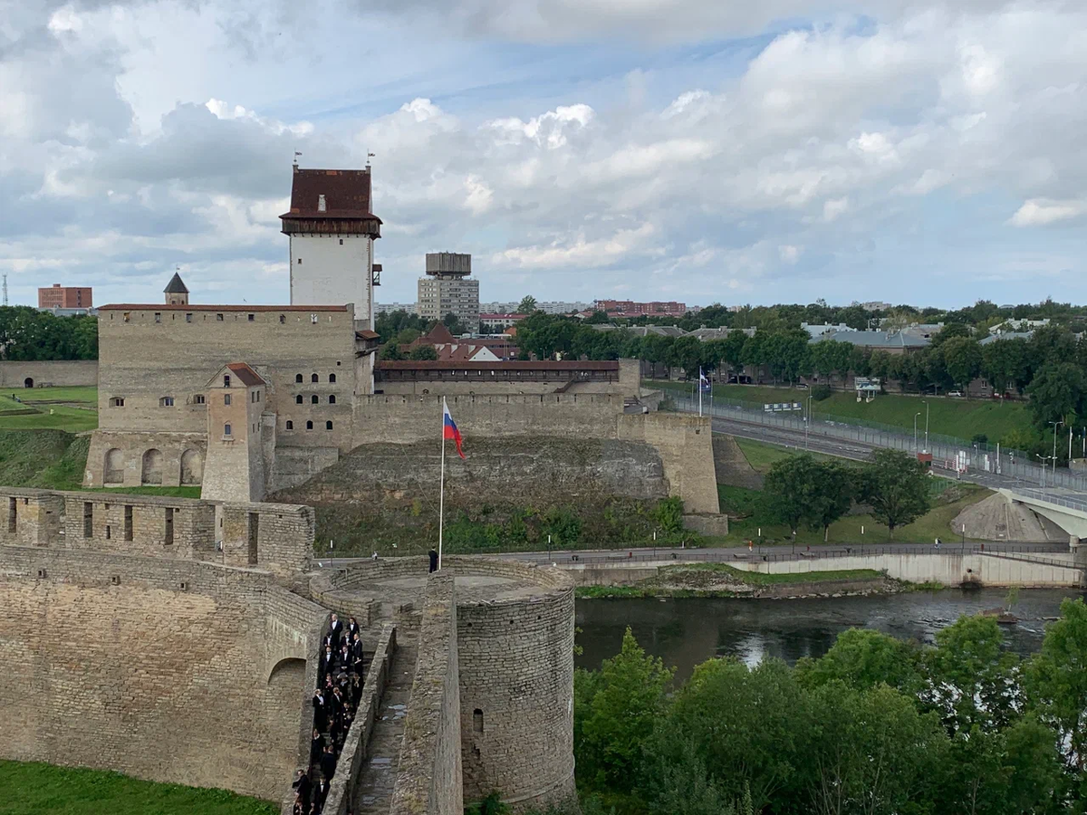 Ивангород ленинградская. Ивангородская крепость и Нарвский замок. Ивангородская крепость Нарва. Крепость Ивангород замок Нарва. Пороховая башня Ивангород.