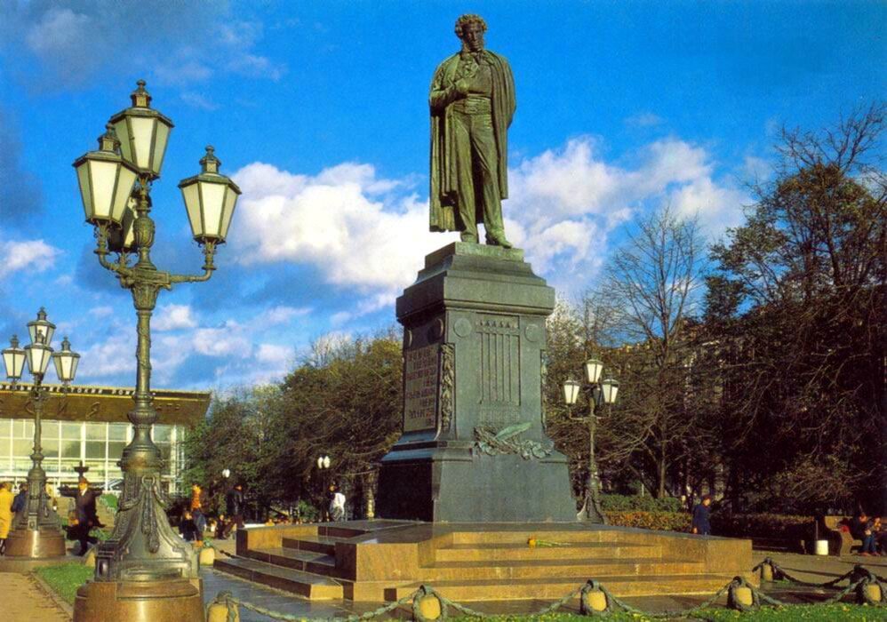 Памятник пушкину в москве. Памятник а. с. Пушкину (Москва, Пушкинская площадь). А М Опекушин памятник Пушкину. Памятник Пушкину в Москве на Тверском бульваре. А.М.Опекушин. Памятник а.с Пушкину в Москве на Тверском бульваре.