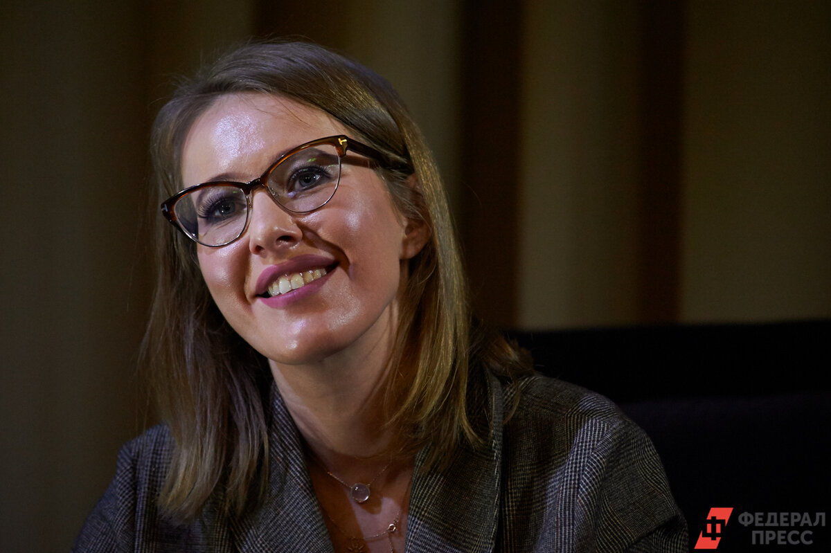 Журналистка расстегнула рэперу рубашку.  Фото: Кирилл Дедюхин / ФедералПресс