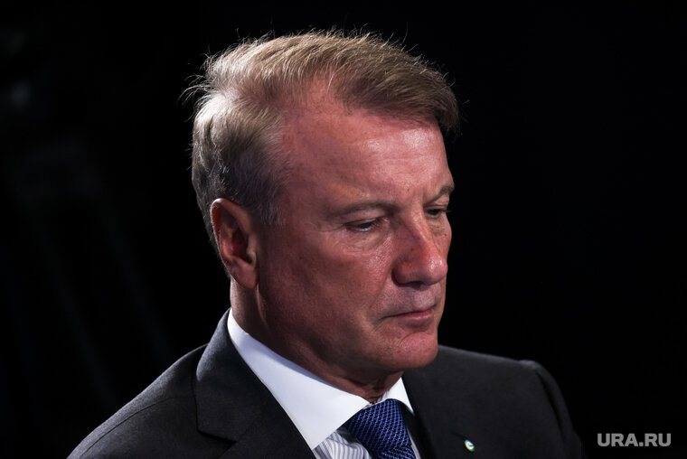    Курс рубля к доллару должен колебаться в районе 90, заявил Герман Греф