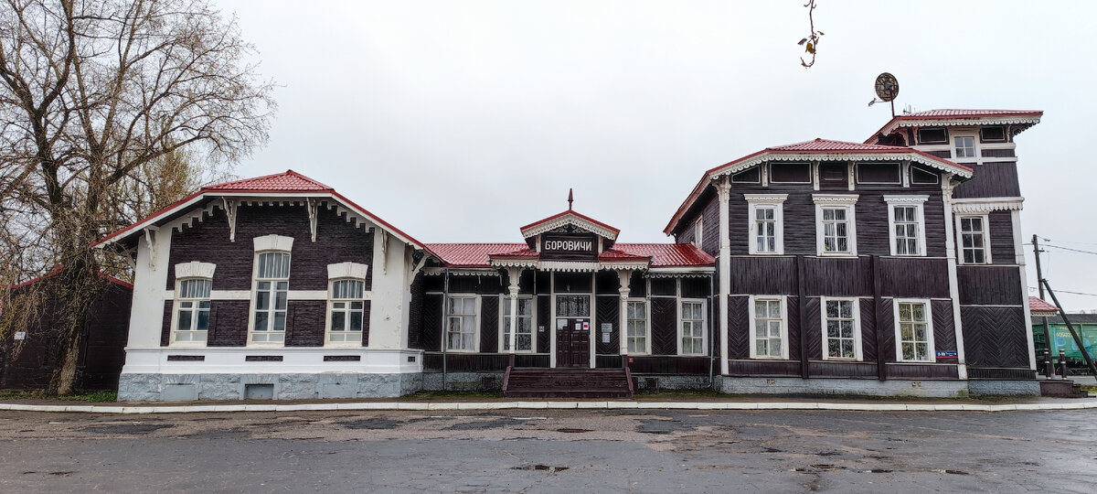 Это рукотворное произведение искусства можно найти в Новгородской области. Поезда прибывают сюда, как и почти 150 лет назад.