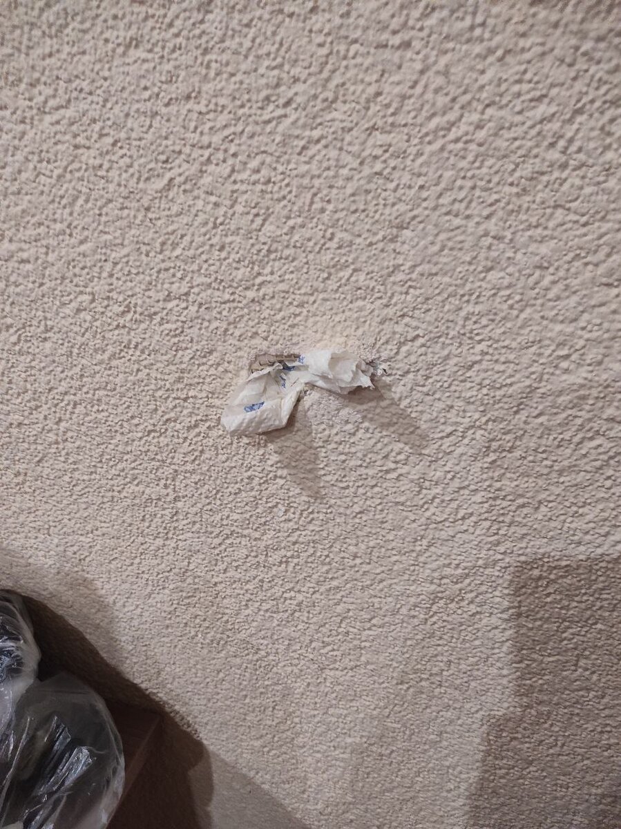 сквозная дырка к соседям, заткнутая туалетной бумагой