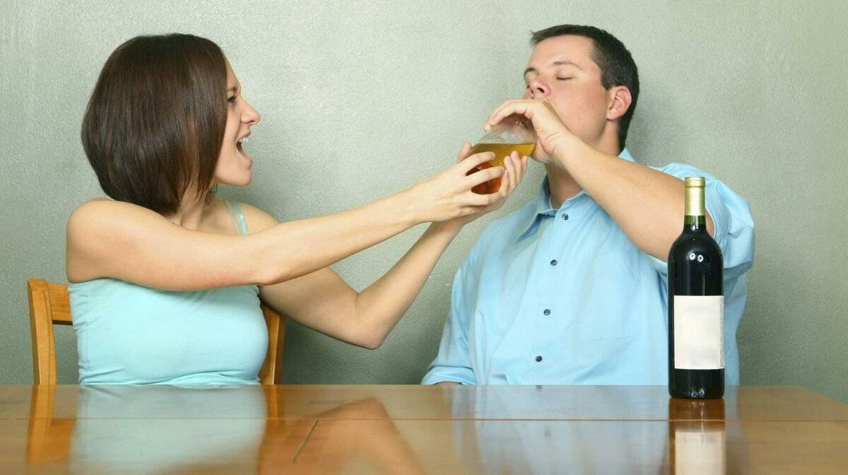 Совет психолога пьющий муж. Муж пьет. Муж алкоголик. Пьянство мужа. Женщина и пьющий муж.