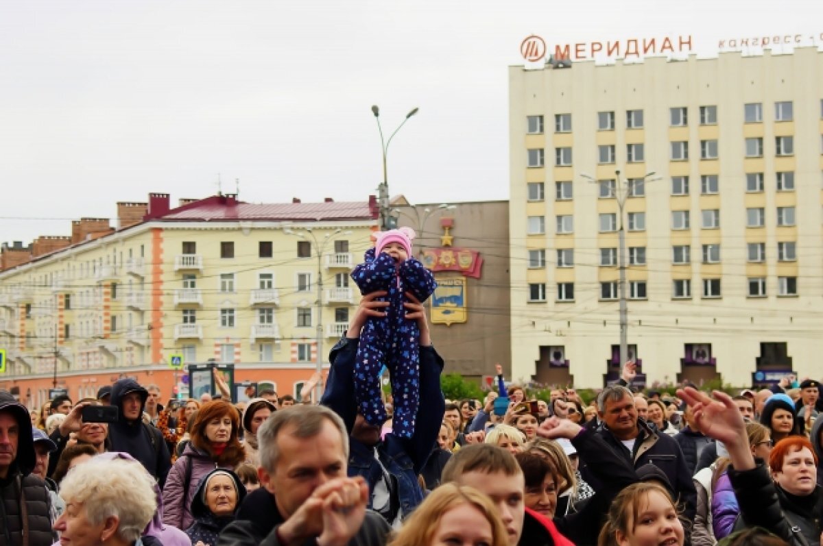    Эксперты уверены: из-за изображения рыбы на гербе Мурманск теряет не только энергию, но и жителей.
