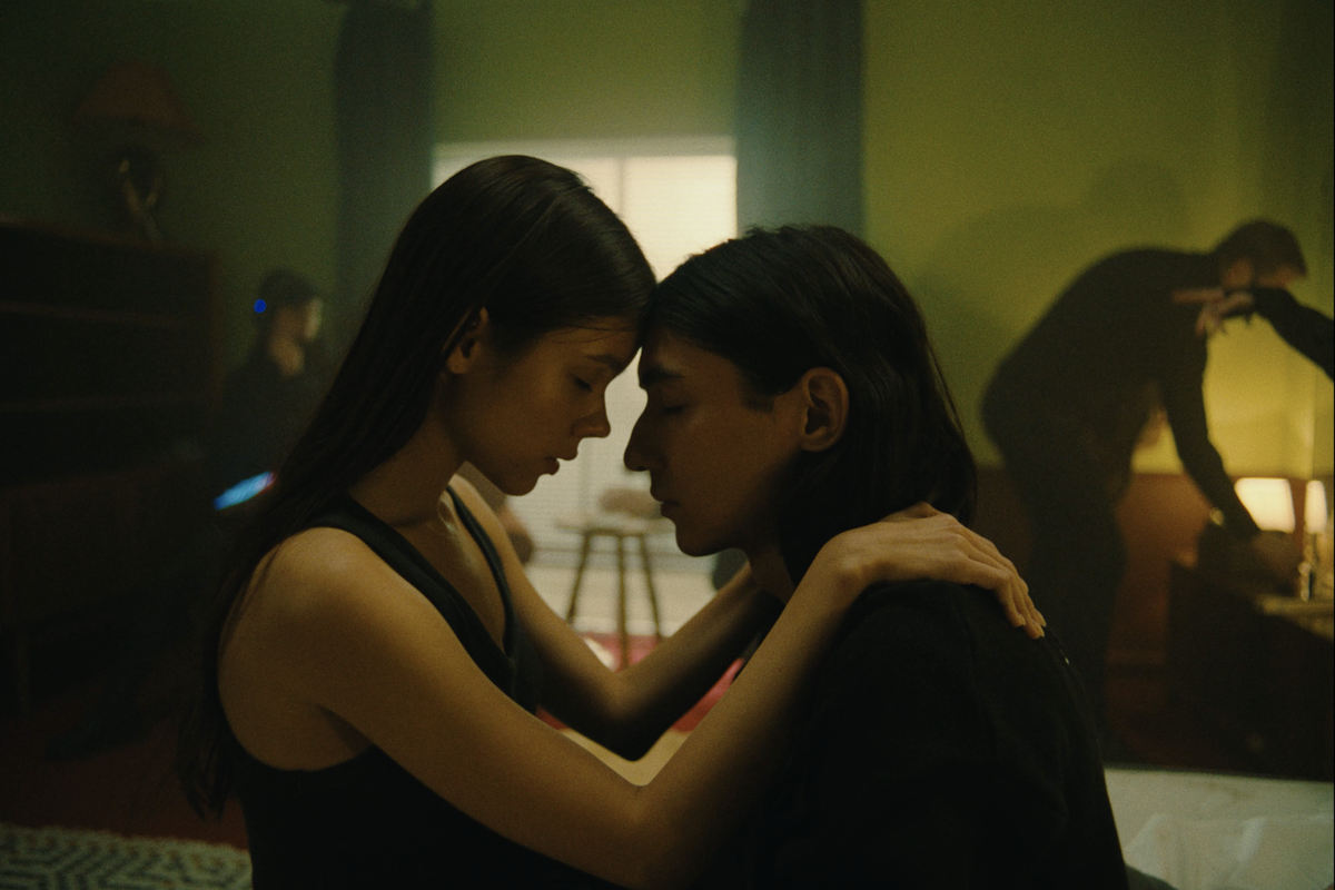     Музыкант Armich выпустил клип на песню «Паруса». Главную роль исполнила Софья Аржаных, актриса из сериала «Цикады»