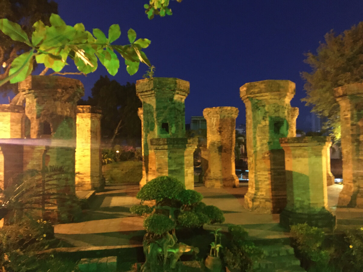 Вход в храмовый комплекс стоит 30 тысяч донгов