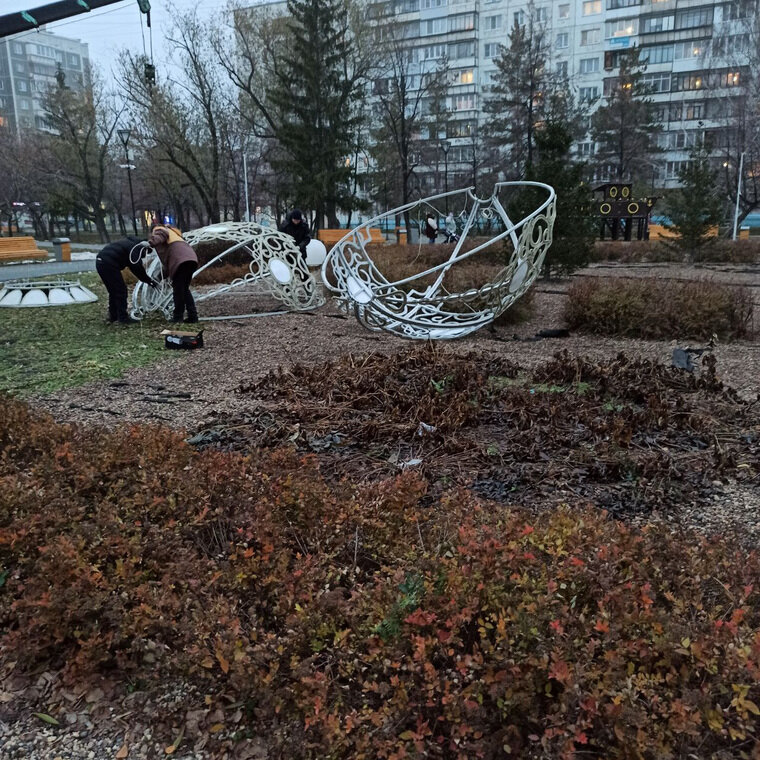    В Челябинске монтируют новогодние светящиеся шары