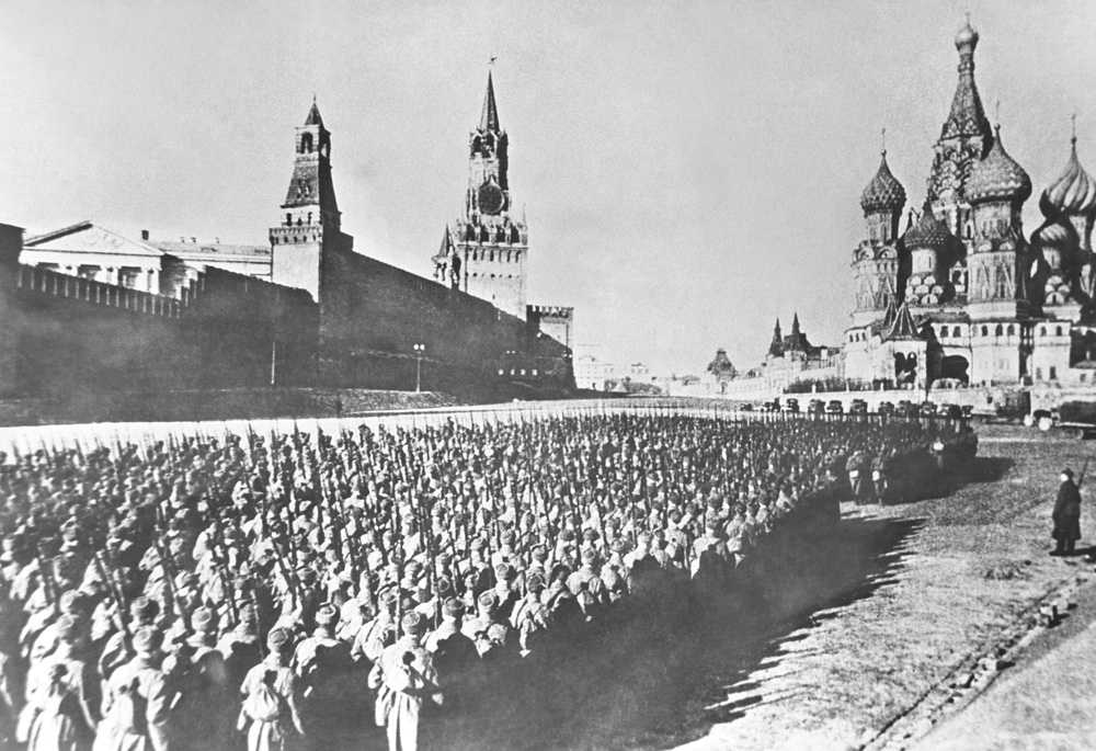 Где проходил парад 41. Военный парад 7 ноября 1941 года в Москве на красной площади. Парад на красной площади 7 ноября 1941 года. Москва красная площадь 1941. Парад на красной площади в Москве 7 ноября 1941 года Юон.