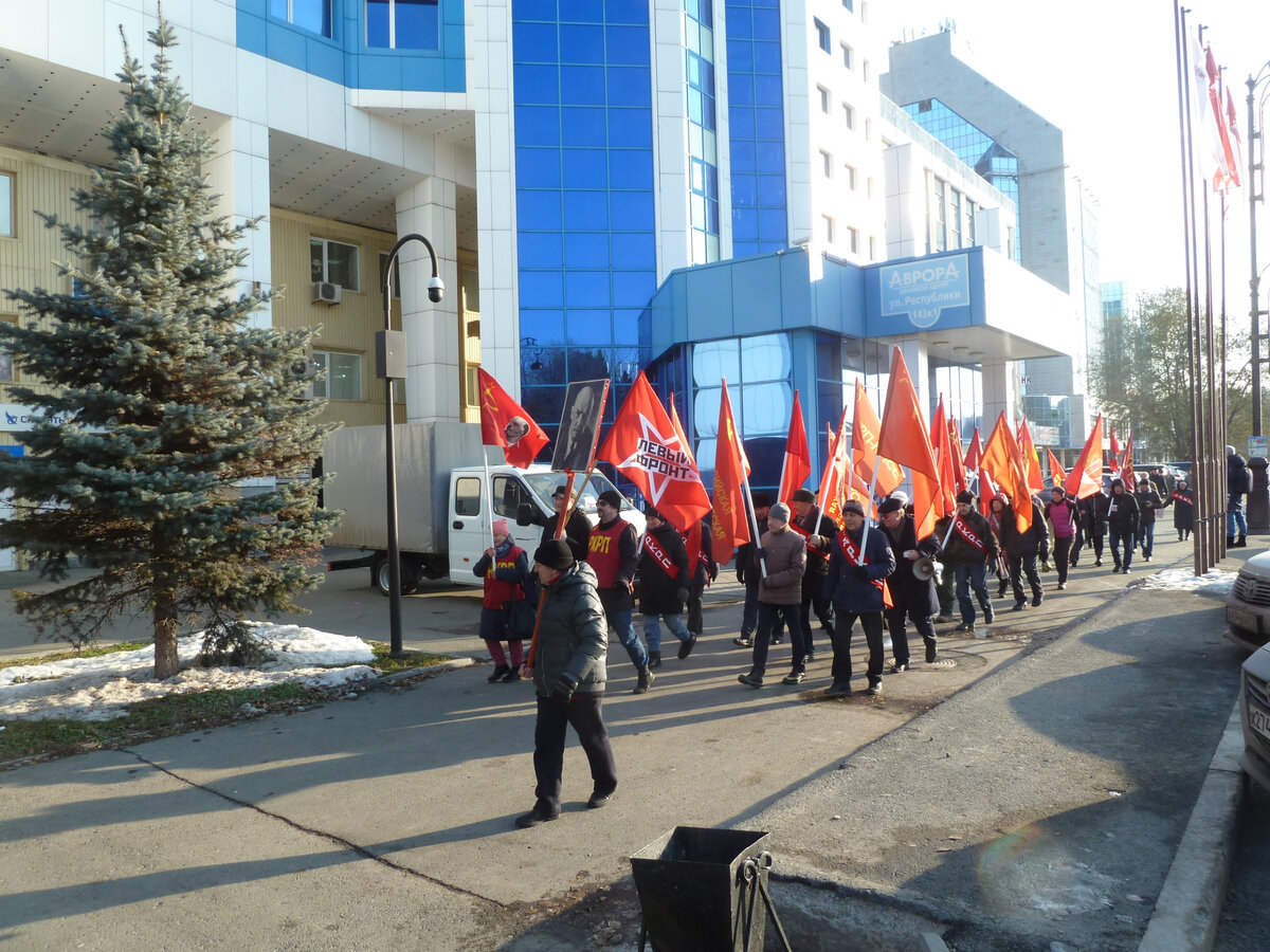 7 ноября 1917 г. – день который навсегда изменил мировую историю. В этот день трудящиеся России под руководством партии большевиков свергли власть угнетателей-капиталистов.