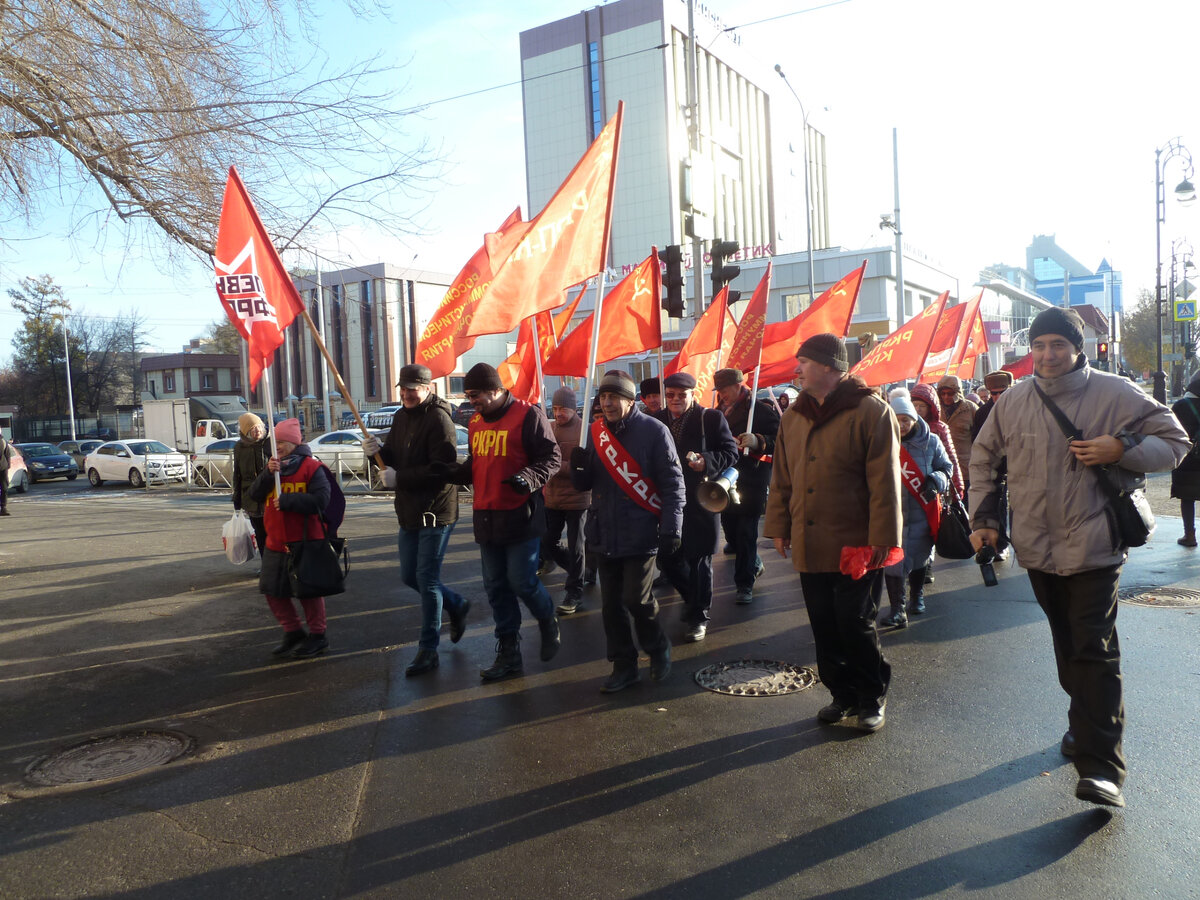 7 ноября 1917 г. – день который навсегда изменил мировую историю. В этот день трудящиеся России под руководством партии большевиков свергли власть угнетателей-капиталистов.-2