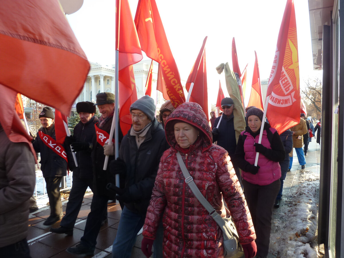 7 ноября 1917 г. – день который навсегда изменил мировую историю. В этот день трудящиеся России под руководством партии большевиков свергли власть угнетателей-капиталистов.-3