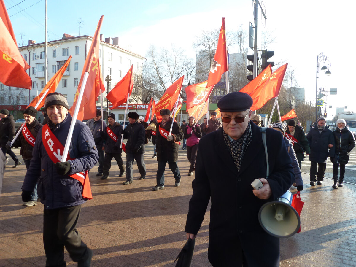 7 ноября 1917 г. – день который навсегда изменил мировую историю. В этот день трудящиеся России под руководством партии большевиков свергли власть угнетателей-капиталистов.-4