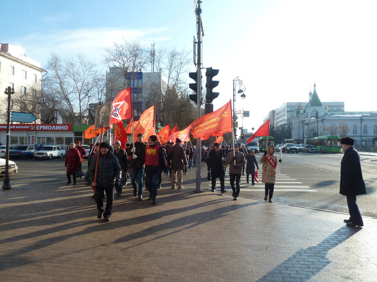 7 ноября 1917 г. – день который навсегда изменил мировую историю. В этот день трудящиеся России под руководством партии большевиков свергли власть угнетателей-капиталистов.-5
