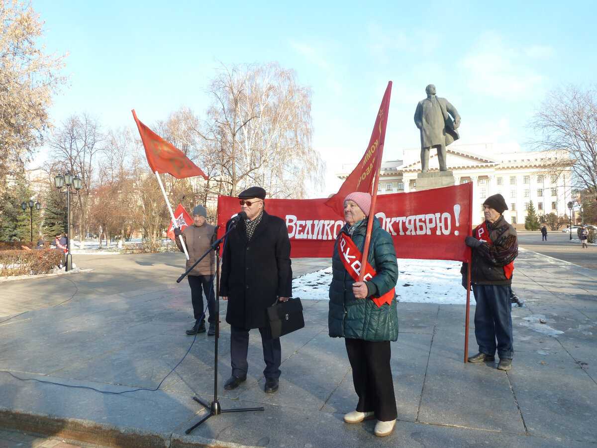 7 ноября 1917 г. – день который навсегда изменил мировую историю. В этот день трудящиеся России под руководством партии большевиков свергли власть угнетателей-капиталистов.-7
