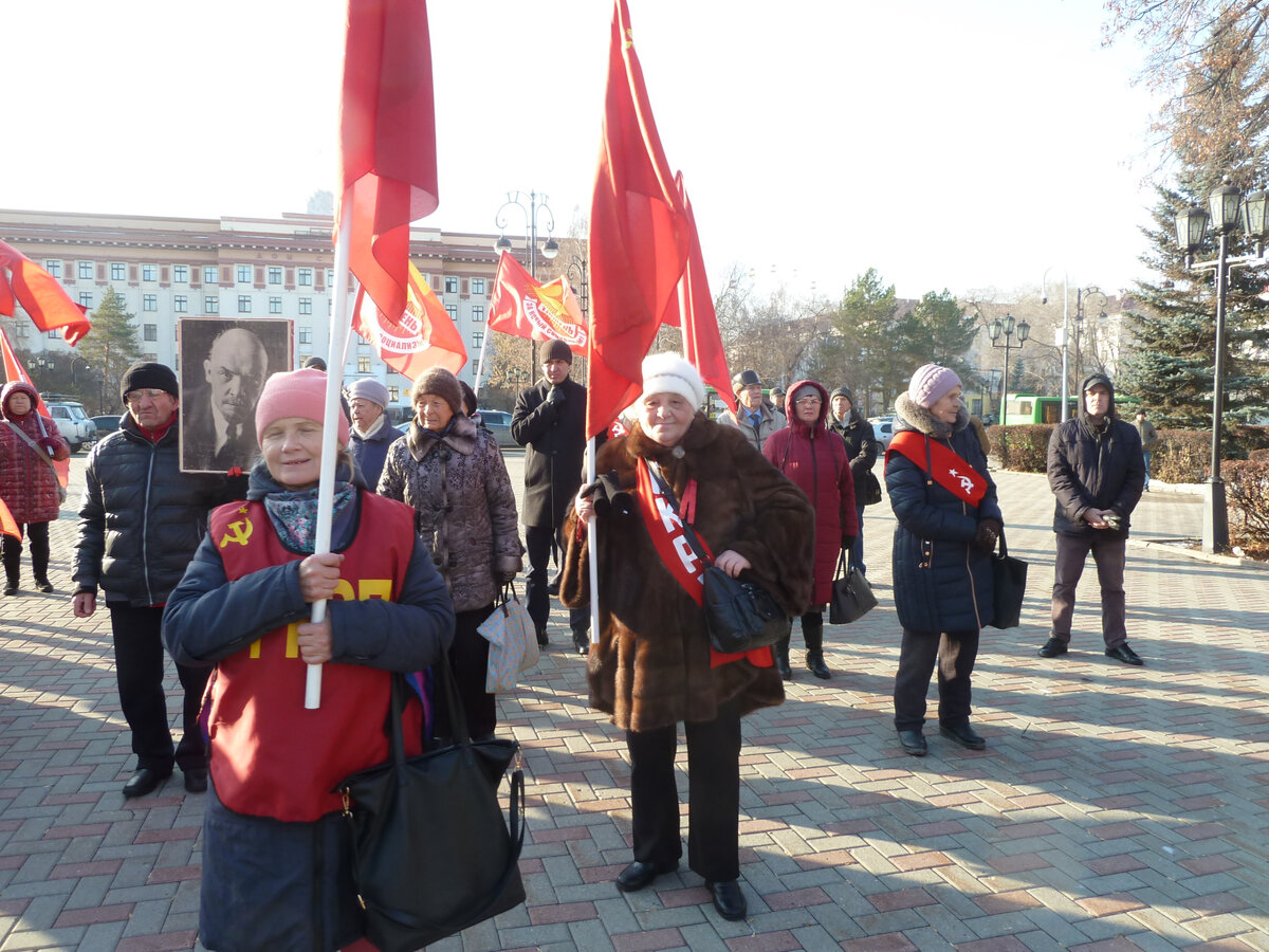 7 ноября 1917 г. – день который навсегда изменил мировую историю. В этот день трудящиеся России под руководством партии большевиков свергли власть угнетателей-капиталистов.-9