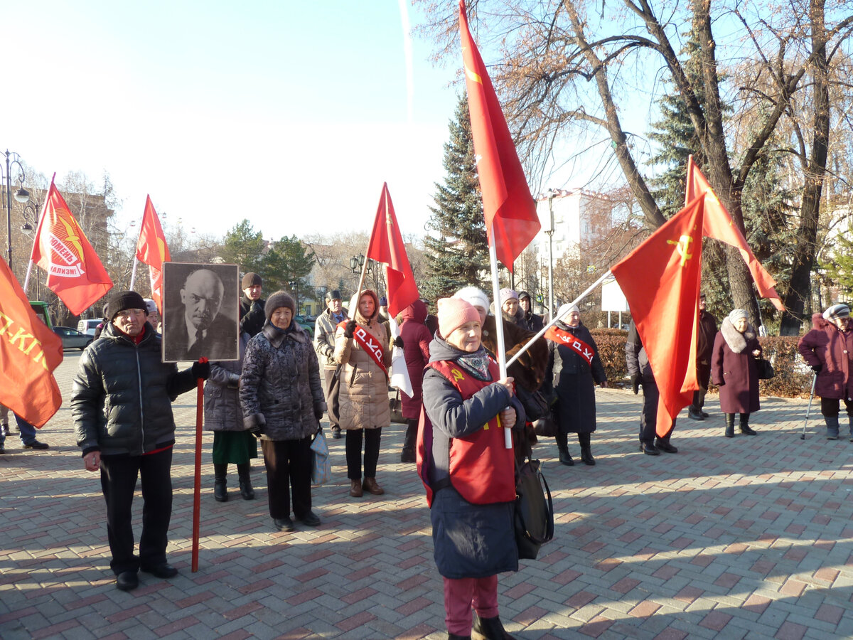 7 ноября 1917 г. – день который навсегда изменил мировую историю. В этот день трудящиеся России под руководством партии большевиков свергли власть угнетателей-капиталистов.-10