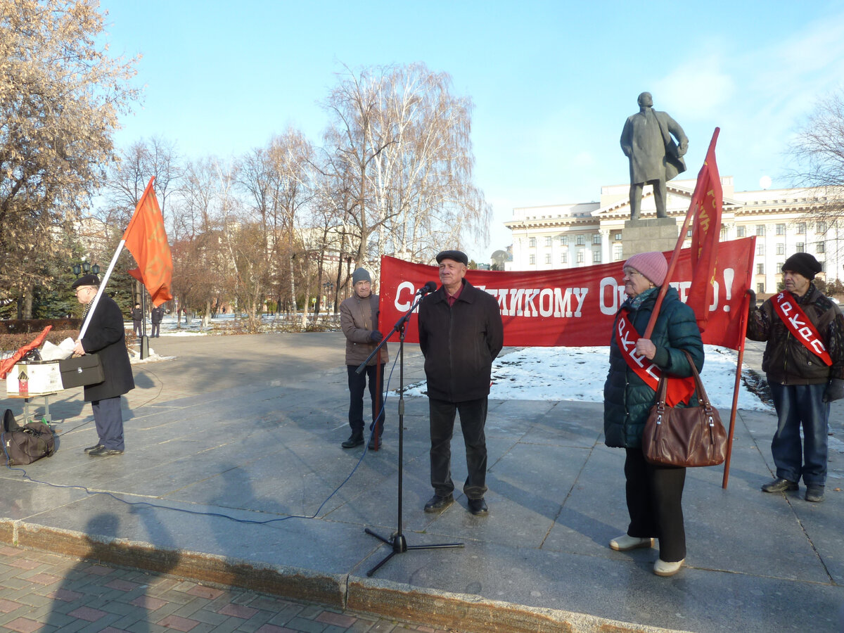 7 ноября 1917 г. – день который навсегда изменил мировую историю. В этот день трудящиеся России под руководством партии большевиков свергли власть угнетателей-капиталистов.-8