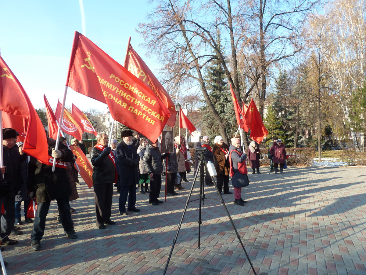 7 ноября 1917 г. – день который навсегда изменил мировую историю. В этот день трудящиеся России под руководством партии большевиков свергли власть угнетателей-капиталистов.-6
