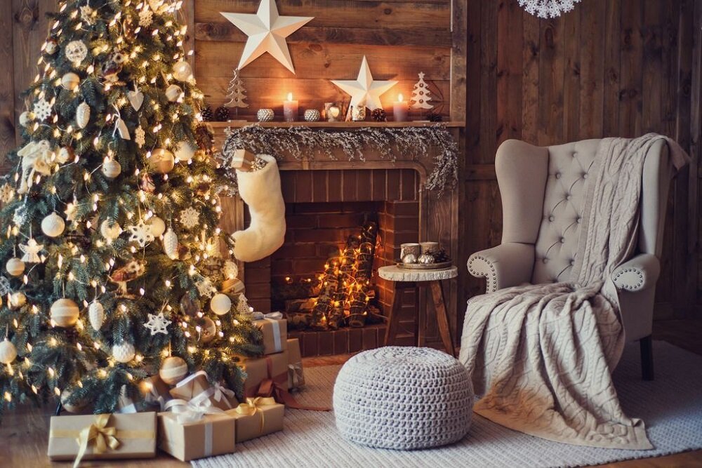 новогодняя елка и камин. новогодний уют в доме. новогодняя комната с камином. новогодняя комната с елкой. новогодняя атмосфера.