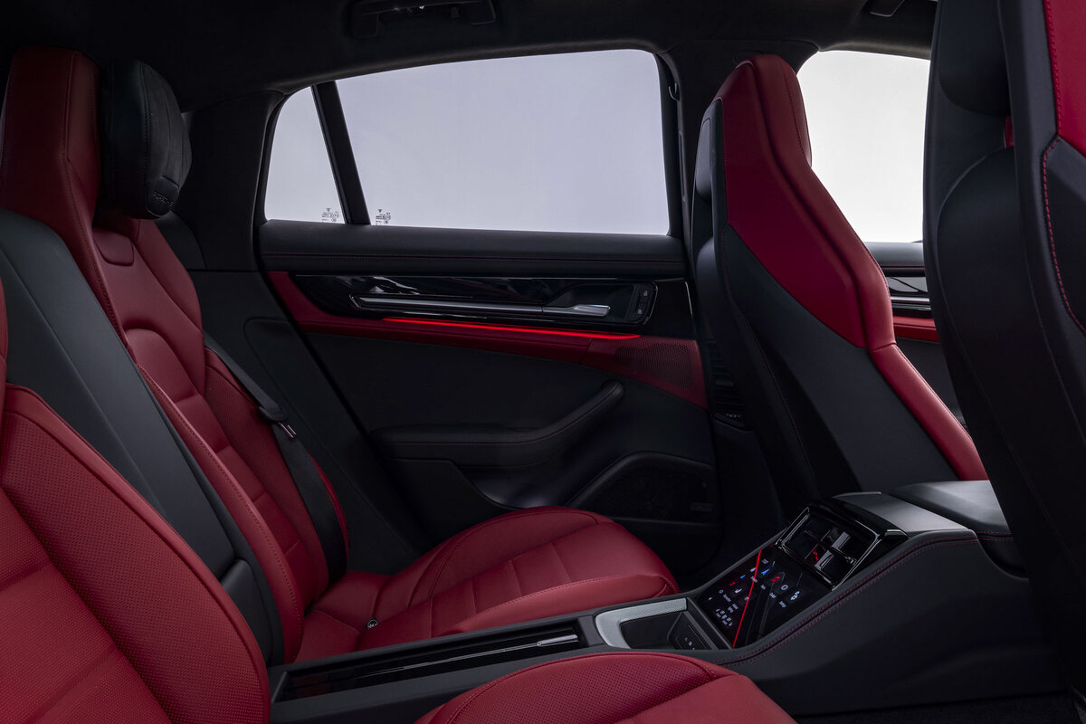    Porsche Panamera   
Porsche