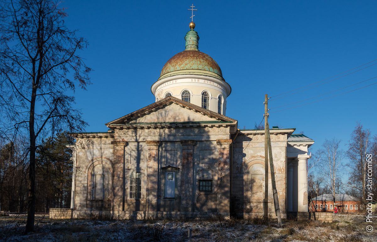 Восточный фасад храма Рождества Богородицы в Чермозе имеет наиболее грустный вид