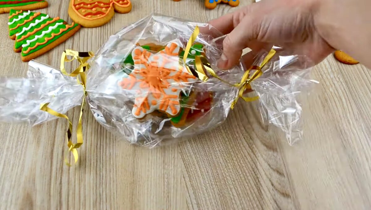 Пряники можно поместить в рукав для запекания, а края завязать красивой лентой. 