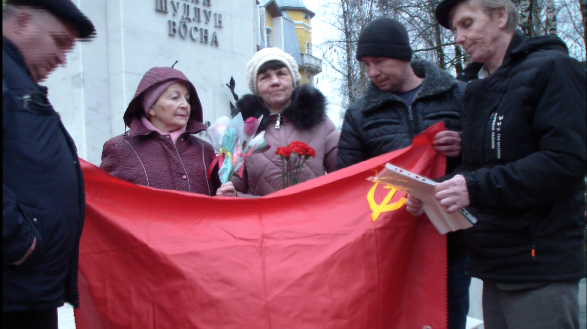7 ноября в городе Сыктывкар  день был тёплый. Рабочий день согласно буржуазному праву.-3