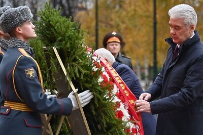    Сергей Собянин возложил венки к Могиле Неизвестного Солдата ©М. Мишин Пресс-служба мэра и правительства Москвы