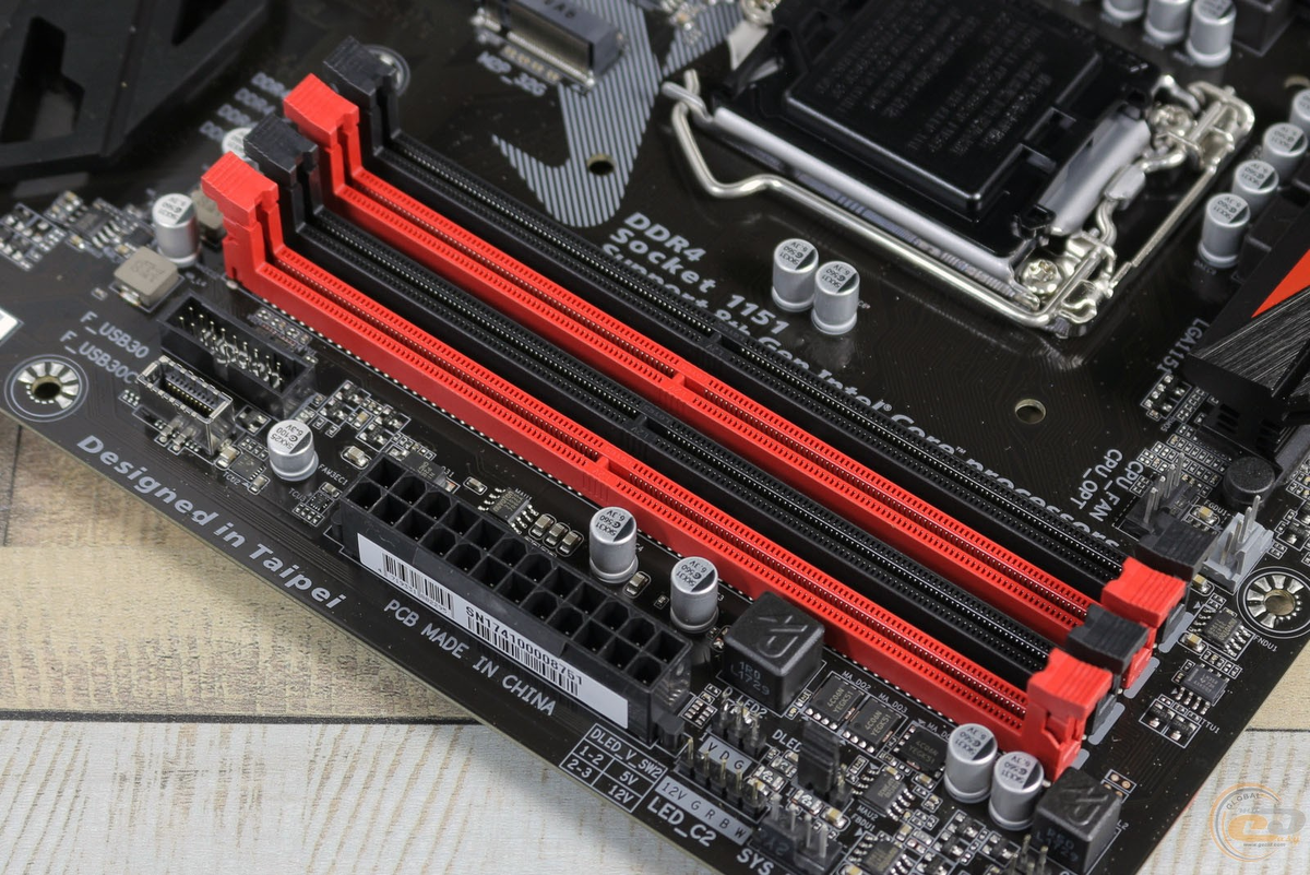 Материнская плата Gigabyte 2 планки ОЗУ. Материнская плата Gigabyte 6 планок ОЗУ. Материнская плата гигабайт с 4 планками памяти. Материнская плата ddr3 Gigabyte с 6 ОЗУ портами.